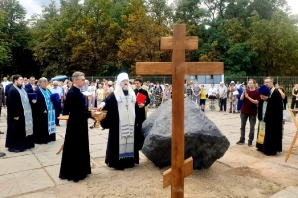    Митрополит Иоанн освятил закладной камень будущего храма.
