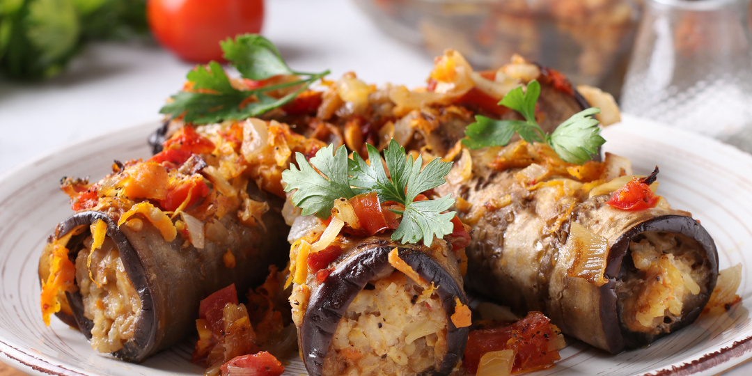 Мягкие и податливые баклажаны, курица нежная и сочная, а овощи дают ту самую глубину вкуса: сытные рулетики на ужин