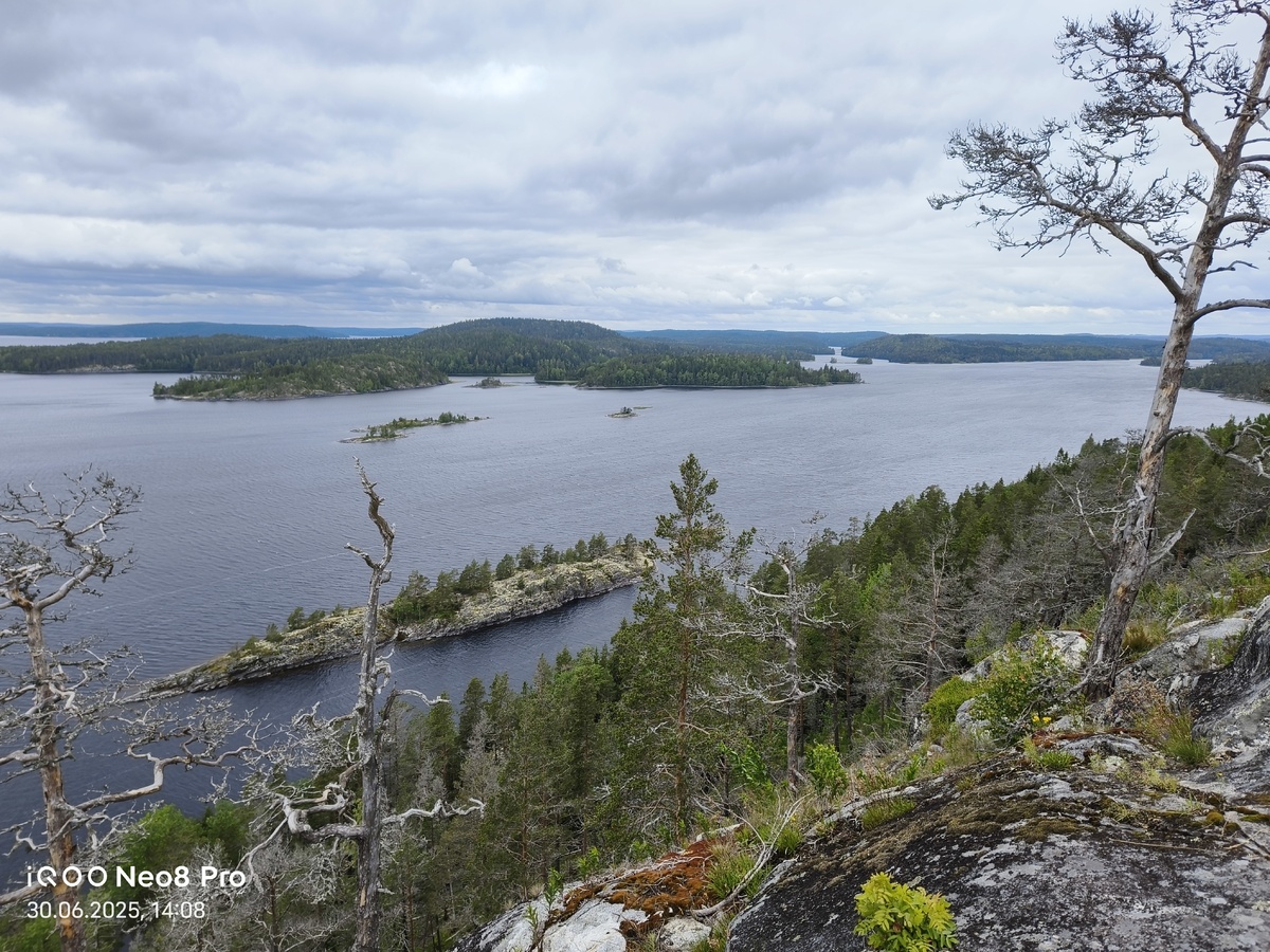Ладожские шхеры. Вид с вершины острова. Фото Алексея Васильева. Листайте вправо