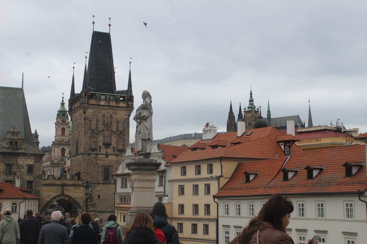 Статуя св. Филиппа Бениция, а за ней - Малостранская мостовая башня