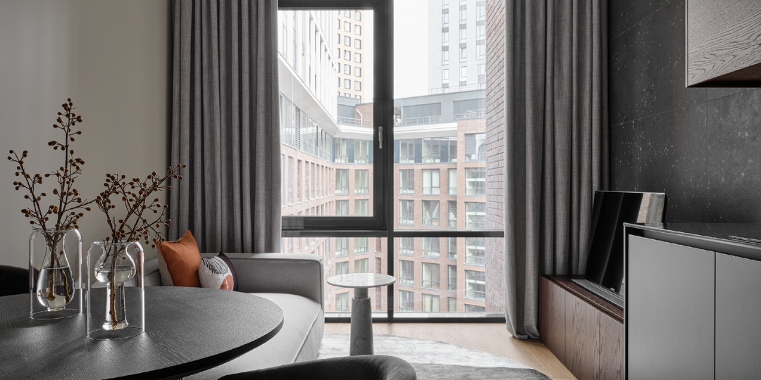 Темный интерьер: дизайн двухкомнатной квартиры с гардеробной и прачечной