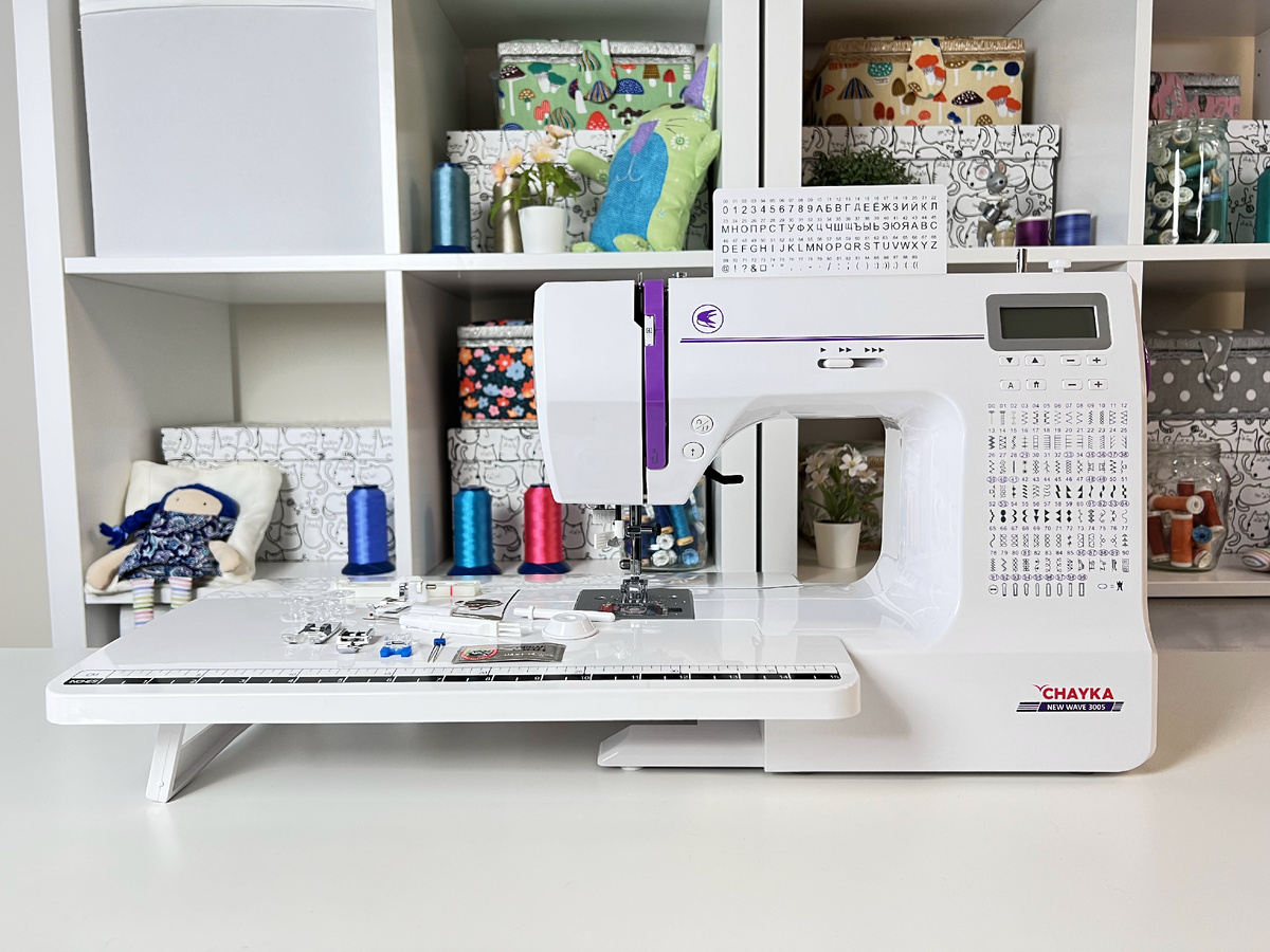 Компьютерная швейная машинка CHAYKA New Wave 3005 со столиком