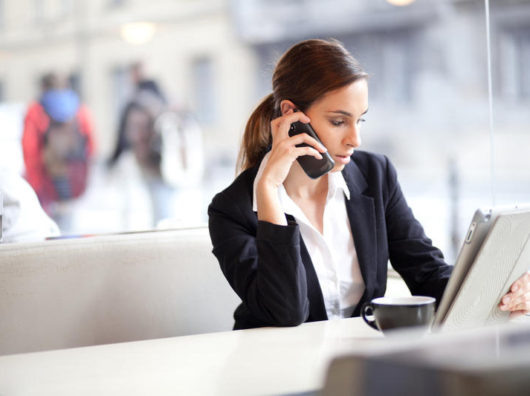    Девушка разговаривает по телефону //Фото предоставлено пресс-службой компании Ростелеком