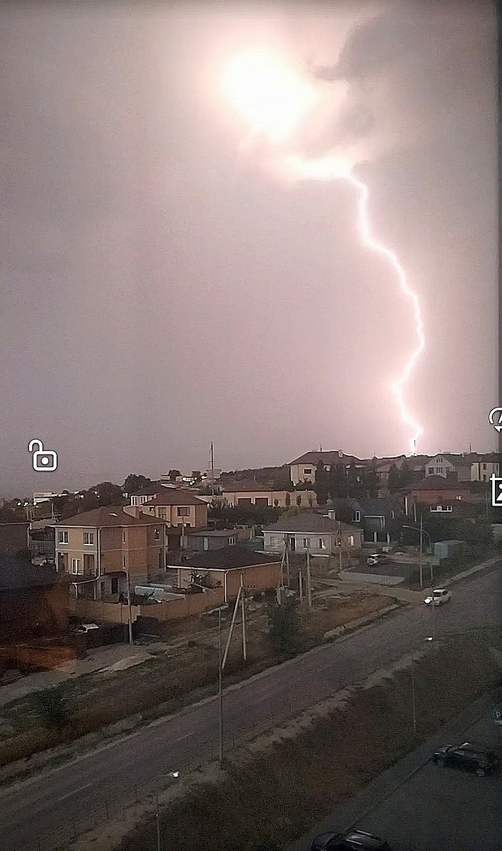 23.07. 25. Словила такое зрелище... ⚡😅 Это для меня подвиг. Обычно стараюсь в грозу не смотреть даже в окна...)