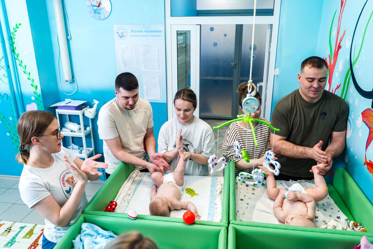 Центры детского плавания предлагают разные виды занятий, среди которых есть занятия «мама+малыш», где с малышом могут заниматься родители под контролем специалиста