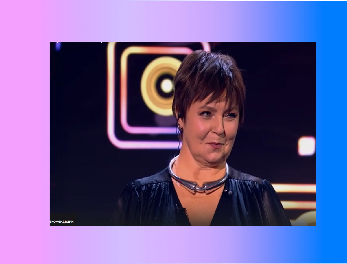 Вера Бадулина - преподаватель академического вокала, мать певицы Тоси Чайкиной. Кадр из шоу "Секретный артист" (2024, "Пятница") 