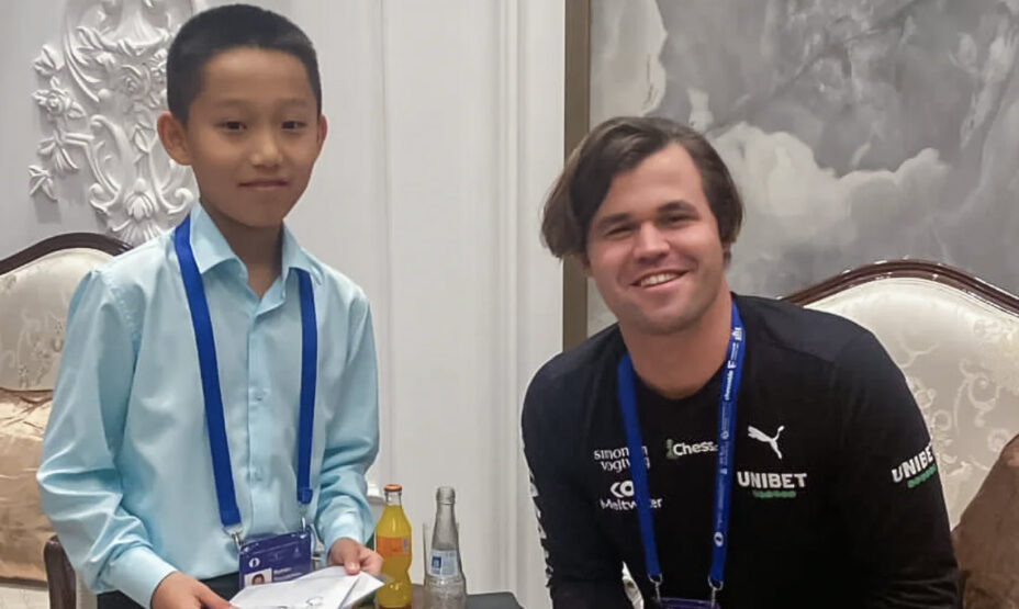    Роман Шогджиев и Магнус Карлсен. Фото: Соцсети Магнуса Карлсена