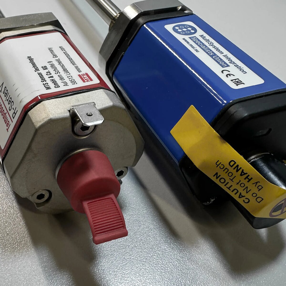 Датчики имеют идентичные выходные сигналы и распиновки (слева Temposonics; справа MSI-H)