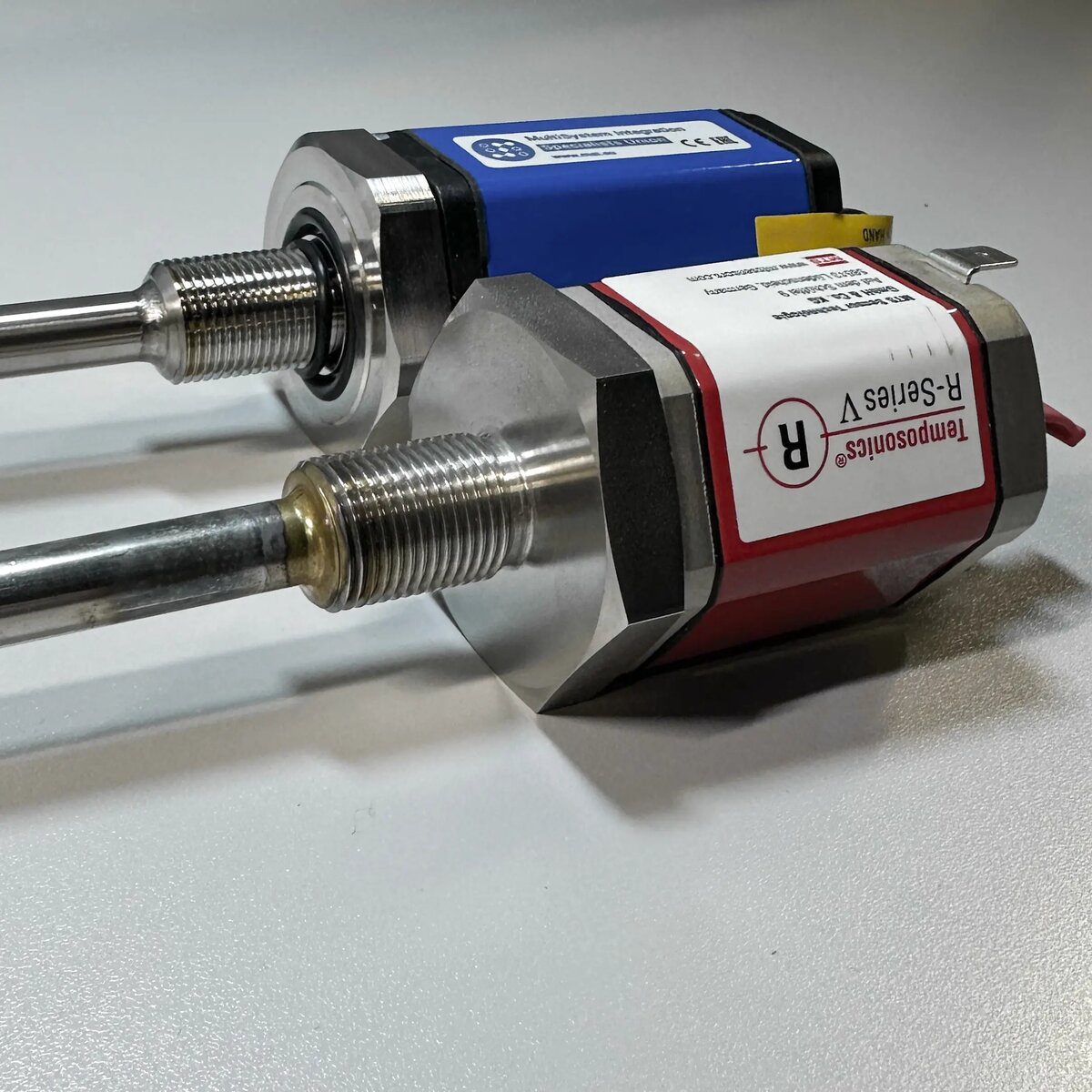 Датчики обладают одинаковыми габаритно-присоединительными размерами (слева Temposonics; справа MSI-H)