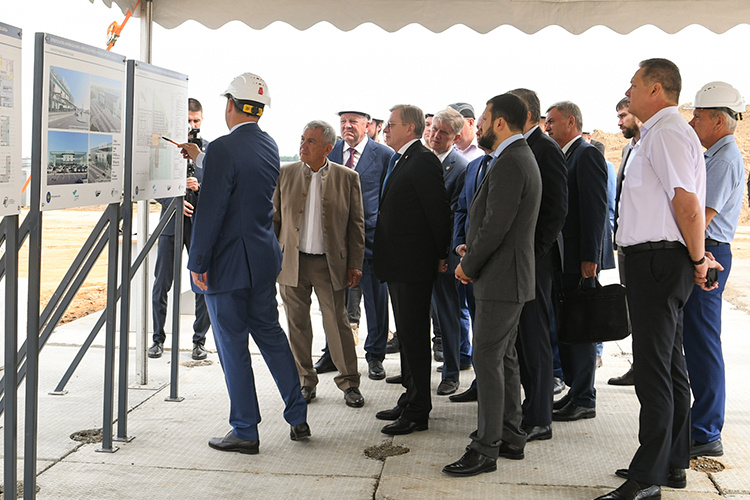    Раис Татарстана Рустам Минниханов и вице-премьер России Виталий Савельев посетили стройку нового терминала в международном аэропорту Казани им. Габдуллы Тукая.   
Фото: rais.tatarstan.ru