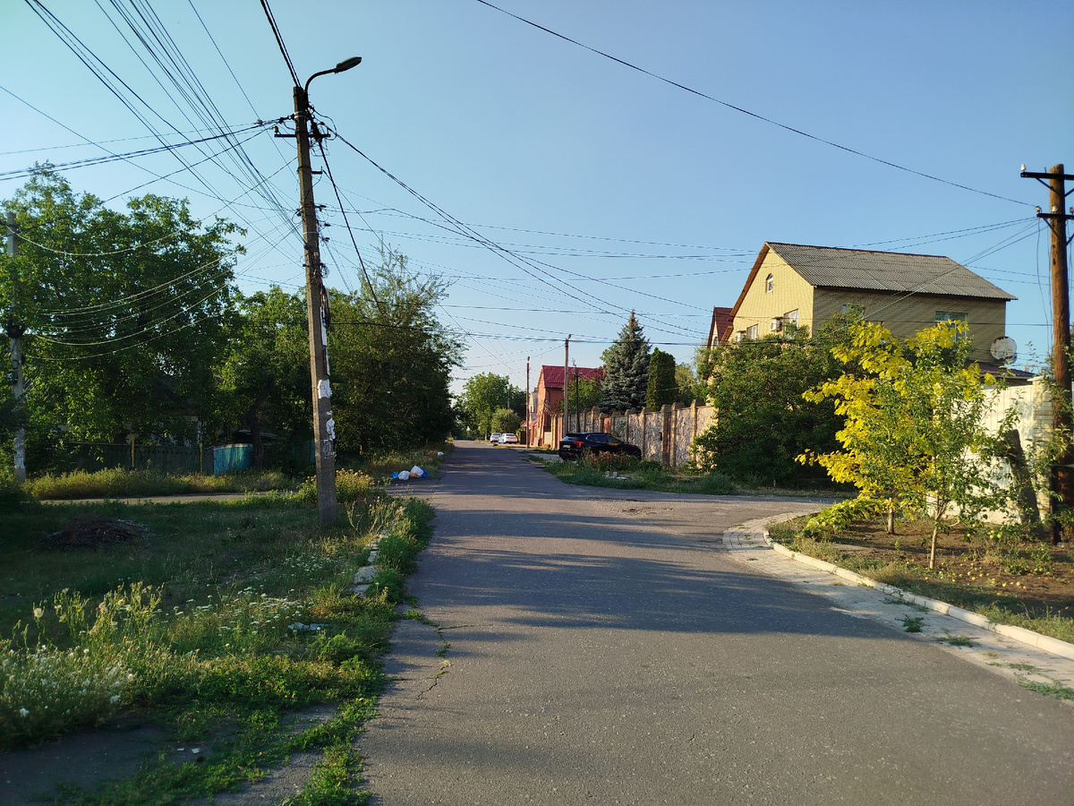 Во многих районах Донецка и Макеевки можно встретить частный сектор в стиле североамериканских субурбий (пригородов). Здесь можно почувствовать себя обитателем "одноэтажной Америки".