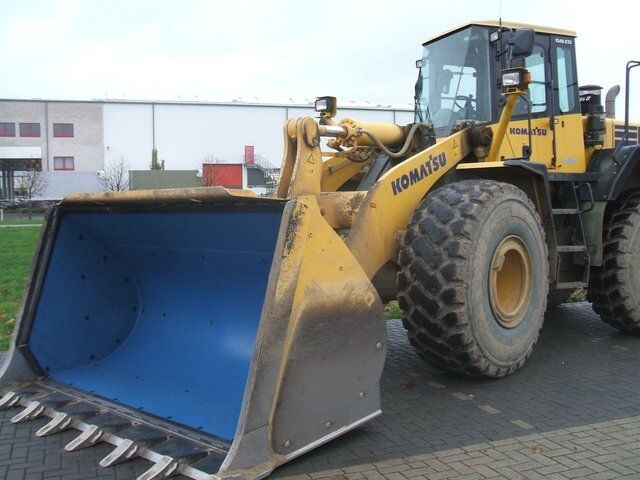 Футеровка ковша погрузчика Komatsu. Используется  в дорожных, внедорожных и большегрузных автомобилях в строительной, горнодобывающей и машиностроительной отраслях