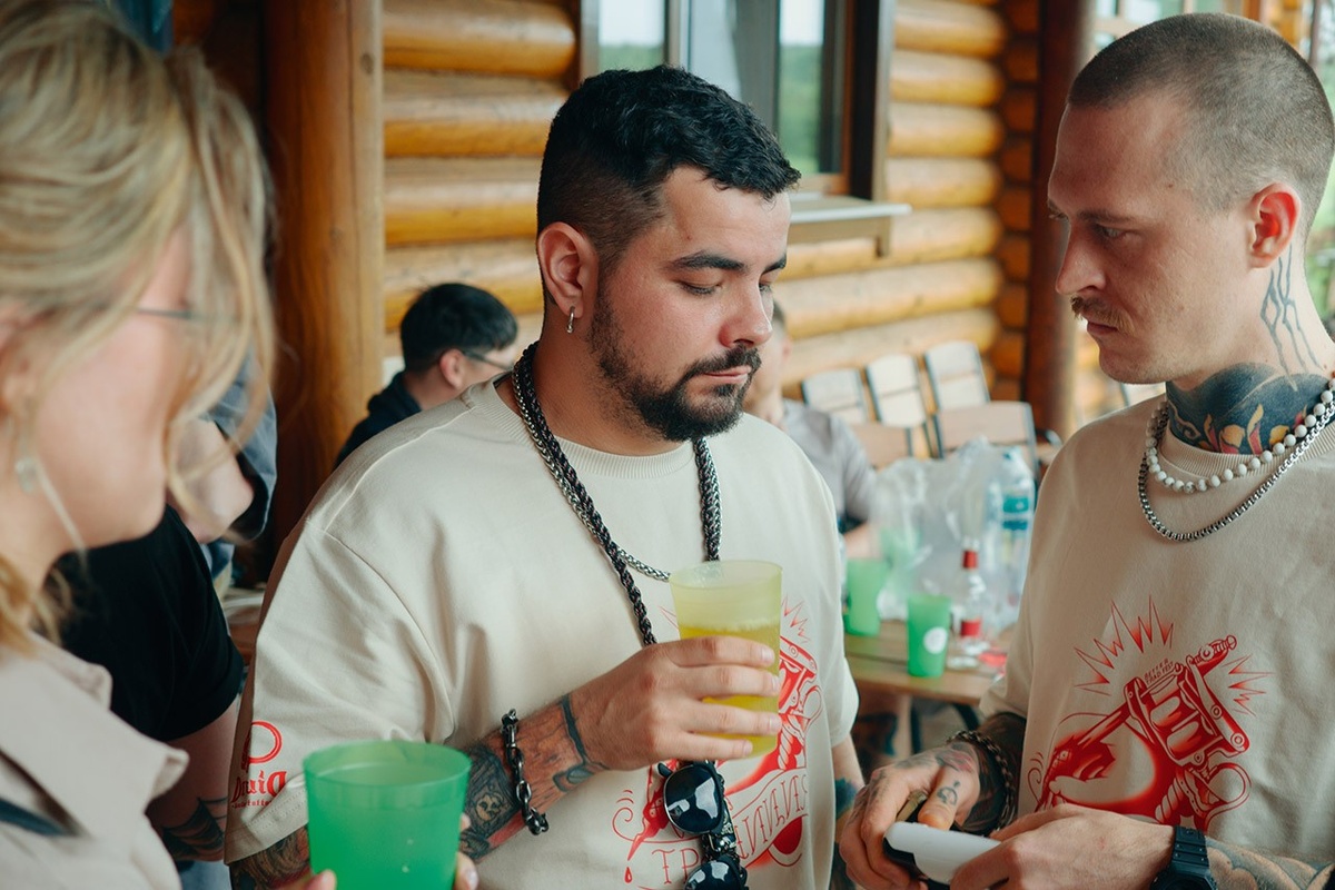 «Организовать тематический олдскул-фестиваль – дело сложное, хлопотное, накладное и требующее огромного количества ресурсов. А маленькие тусовки мы делать уже умеем, собрать 60-70 человек – для нас не является проблемой. Выбрали место в лесу под городом Тверь и приступили к реализации», – Андрей Мальцев, Воронеж, один из основателей студии РукиКрюки, организатор разных тату-мероприятий, в том числе форума татуировщиков старой школы Традиция.  📷
