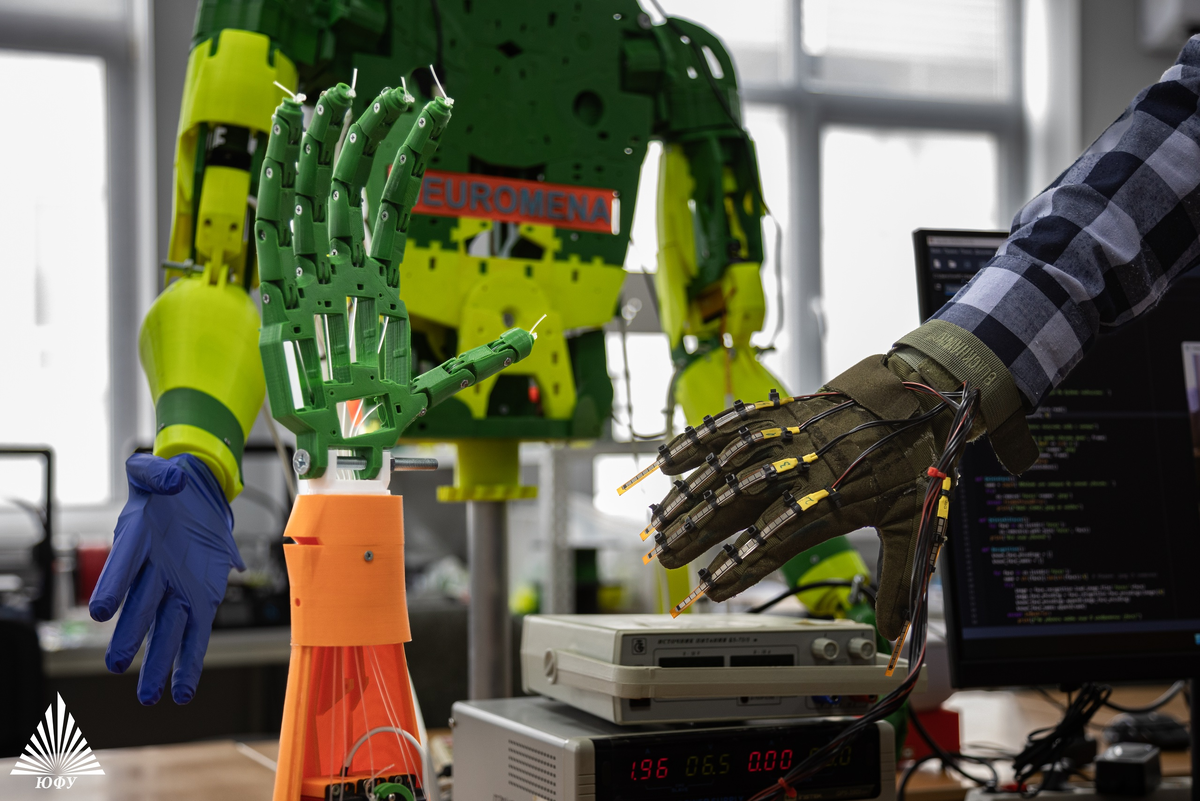   Робо-рука и перчатка для управления