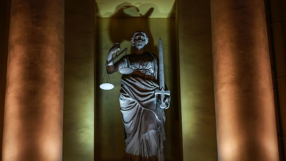    Статуя богини правосудия - Фемиды на здании суда в Петербурге Автор фото: Сергей Коньков