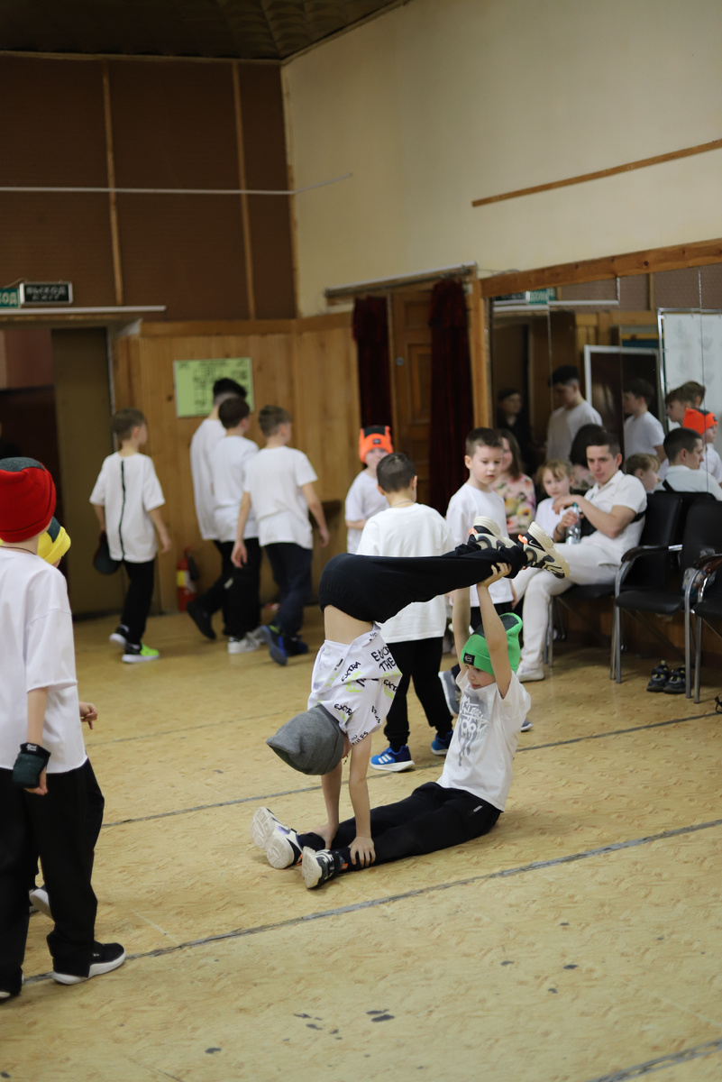 На фотографии наши ученики делают подготовительные (подводящие) упражнения для разминки гимнастов и акробатов. Дети должны обучаться системно но разносторонне!