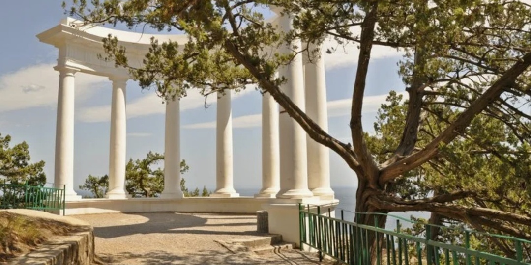 Утро в Ливадии (Крым): дворец, парк и прогулка до Царской тропы