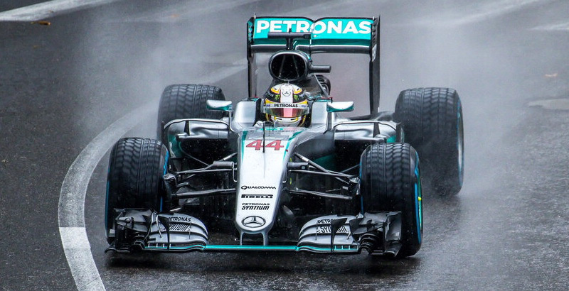 Болид «Формулы-1» на "дождевых" шинах с одновременно направленным и асимметричным рисунком протектора, почти не применяемым в гражданских шинах