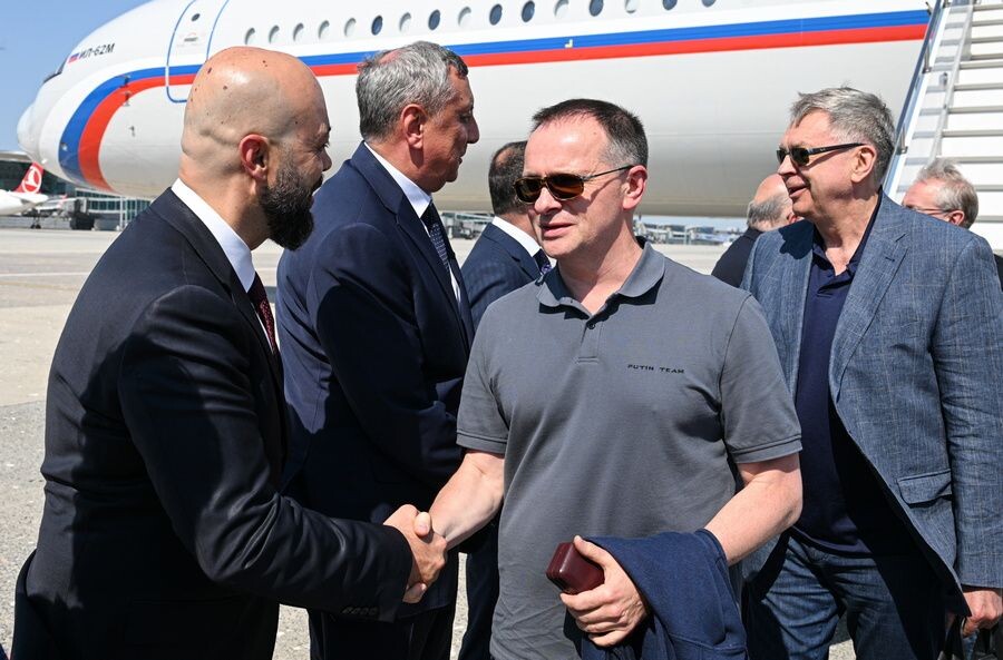    Помощник президента РФ Владимир Мединский в аэропорту перед началом российско-украинских переговоров / Источник: © Рамиль Ситдиков/POOL/ТАСС