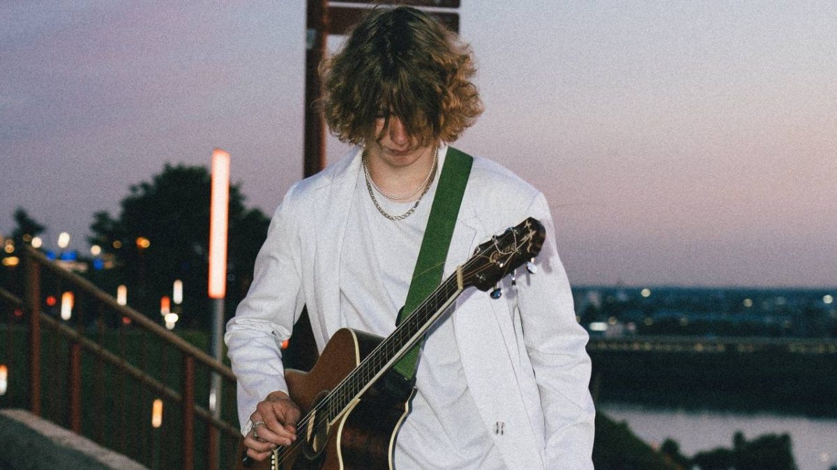    Первый раз молодой человек выступил с гитарой летом 2021 года