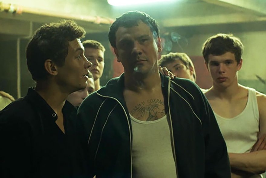    Сергей Базанов (в центре). Кадр: сериал «Слово пацана. Кровь на асфальте»