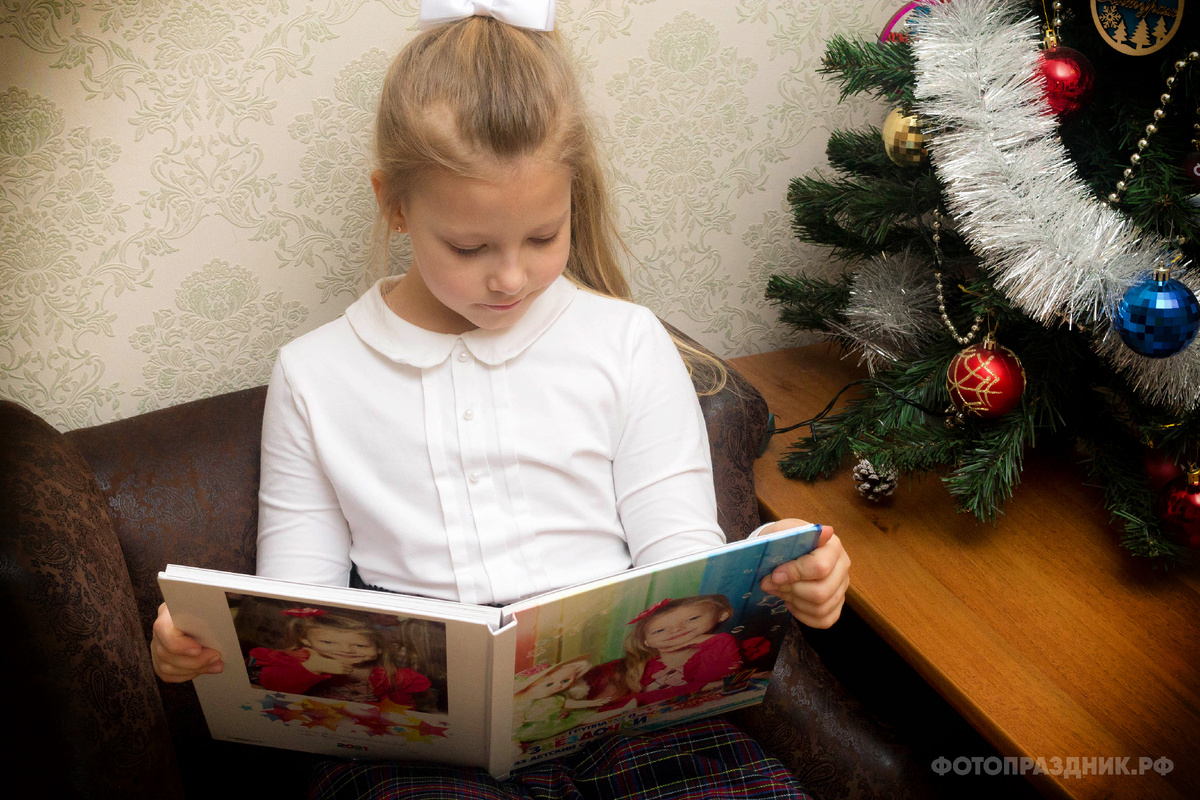  Второклашка пересматривает свой выпускной детсадовский альбом.