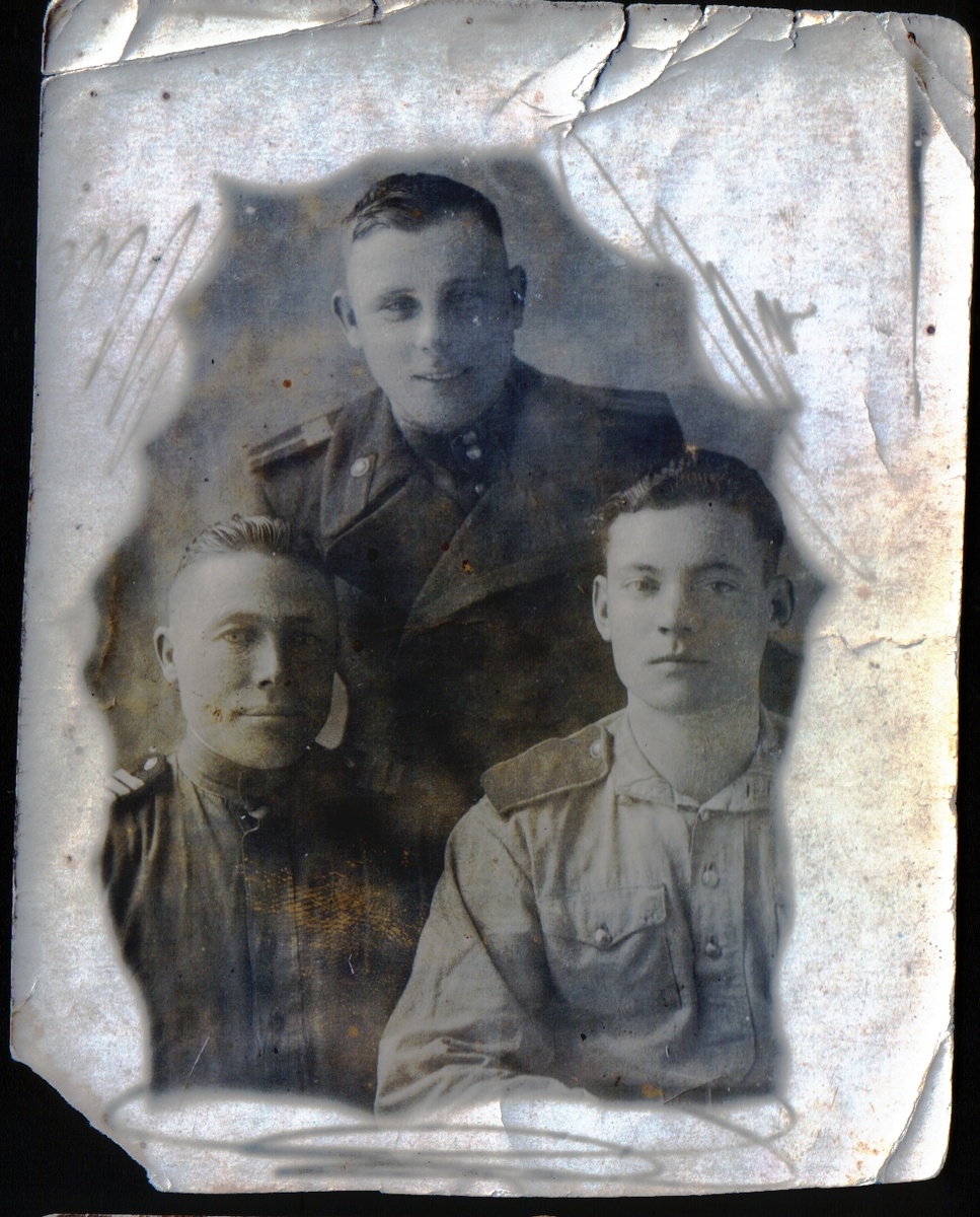 Петр Алексеевич Трофимов (внизу слева) с сослуживцами