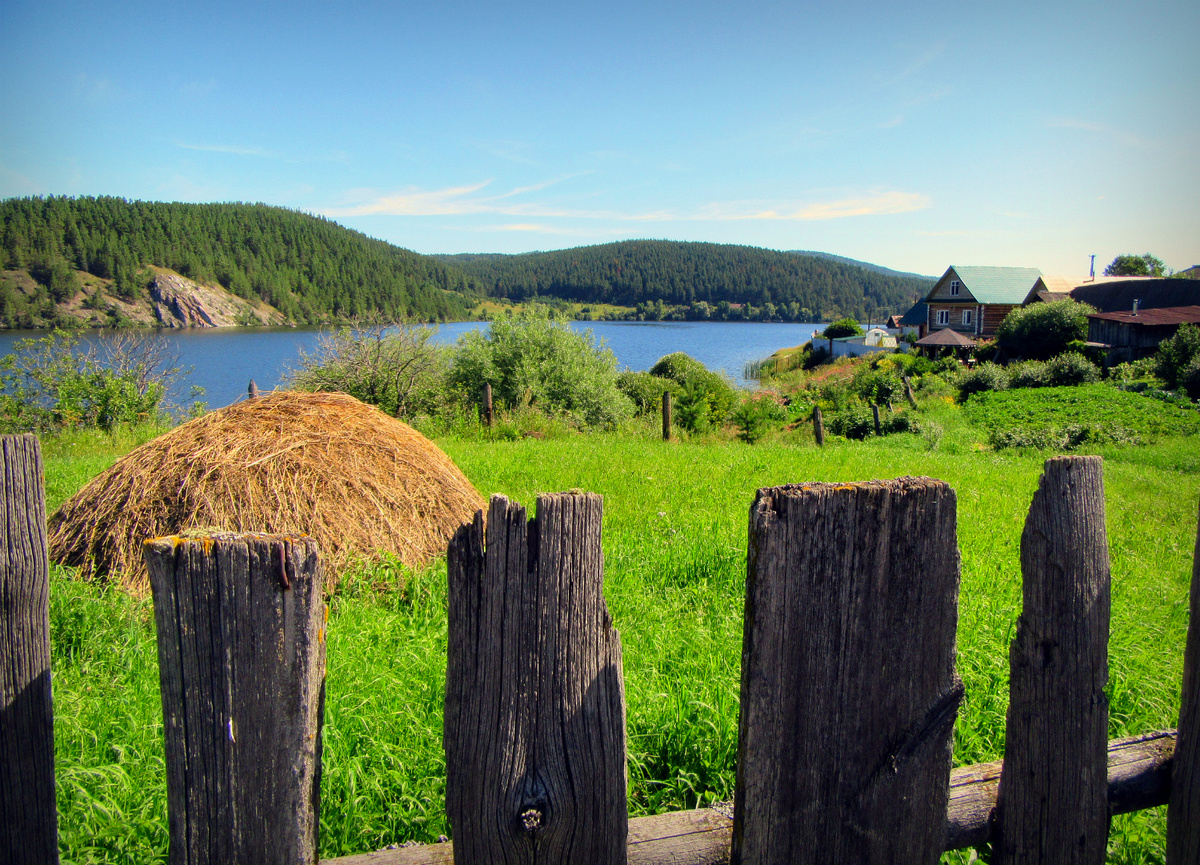 Не стог и даже не копна, просто кучка сена, но в сочетании с классическим забором выглядит колоритно))