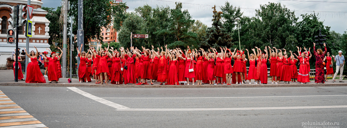 Омск, Проект в красных платьях, фотограф Валентина Полунина