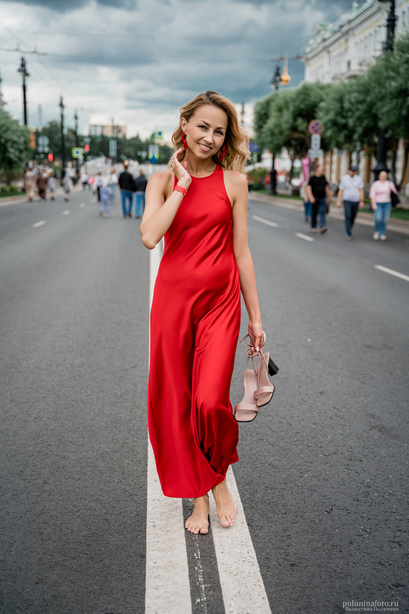 Омск, Проект в красных платьях, фотограф Валентина Полунина