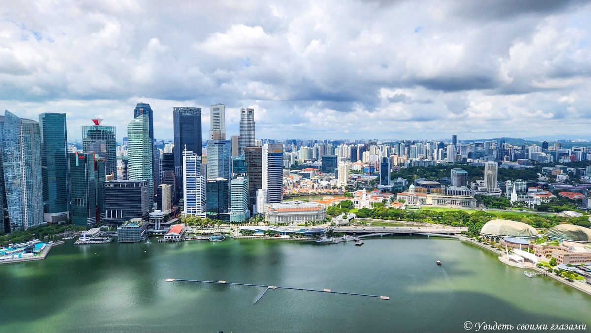Вид на Сингапур со смотровой площадки отеля Marina Bay Sands