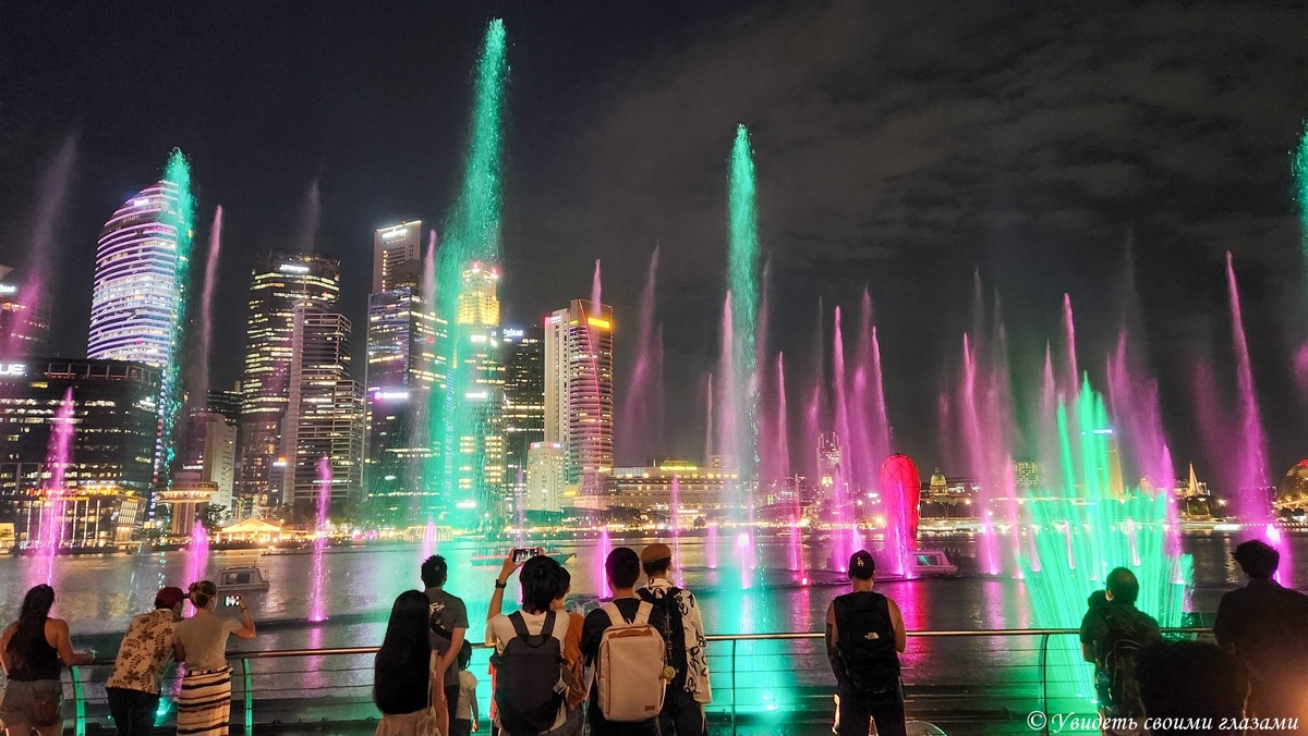 Светомузыкальное шоу фонтанов от отеля Marina Bay Sands