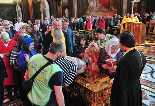 Поклонение святым мощам. Фото из открытого доступа