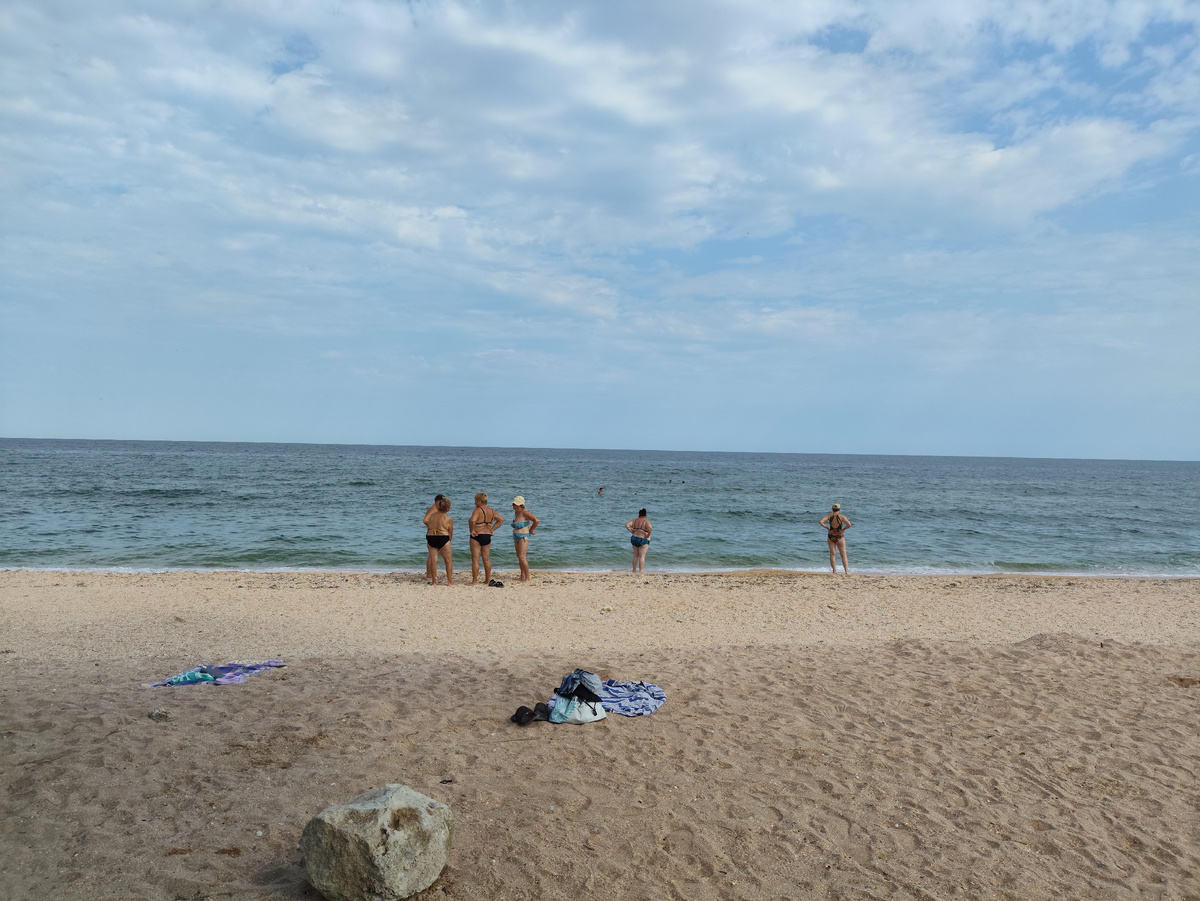 На пляже народ присутствует