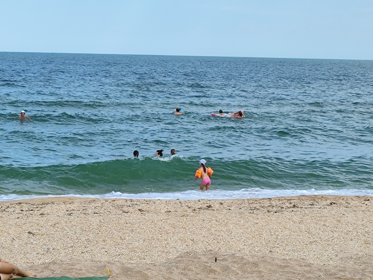 Небольшой шторм и народ в воде. Много