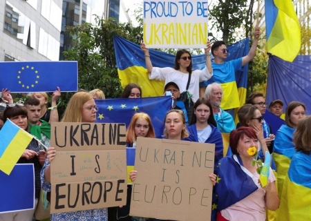    В Евросоюзе призвали забрать у Украины статус кандидата в члены ЕС из-за притеснения САП и НАБУ