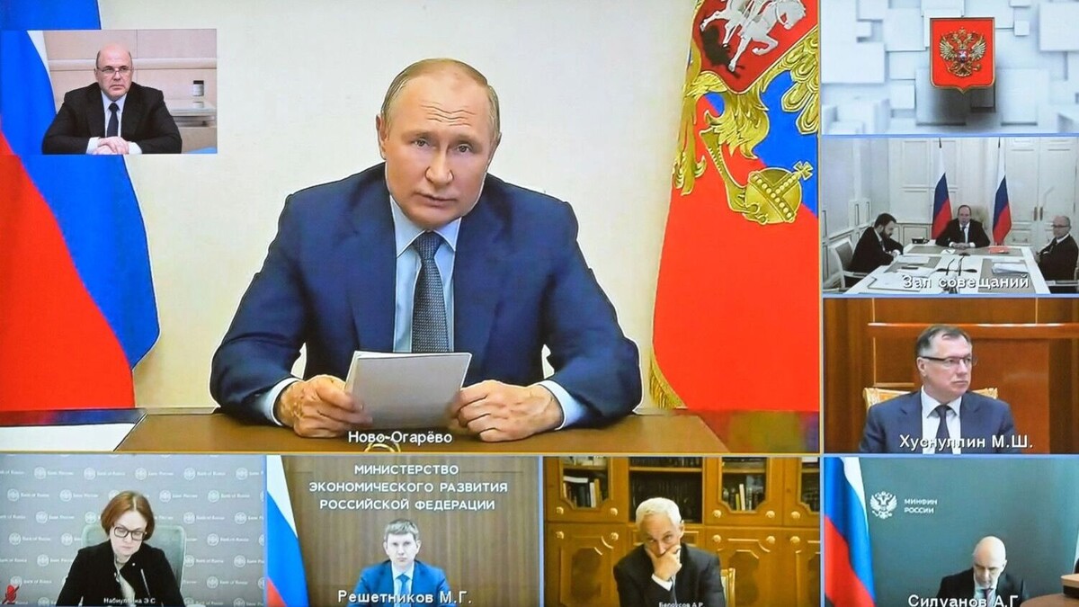 Во время совещания по экономическим вопросам в режиме видеоконференции министры докладывают президенту, каким будет рост ВВП. Фото: Александр Астафьев/POOL/ТАСС