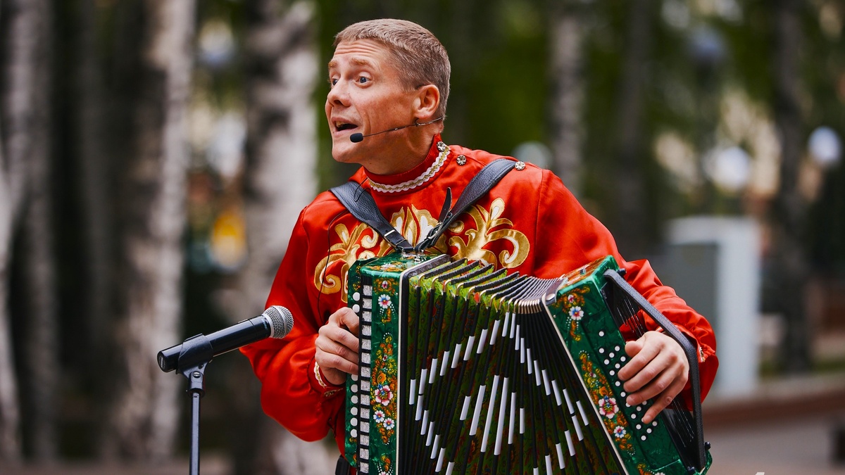    Гармонист-виртуоз уже 10 лет знакомит югорчан с русским народным творчеством