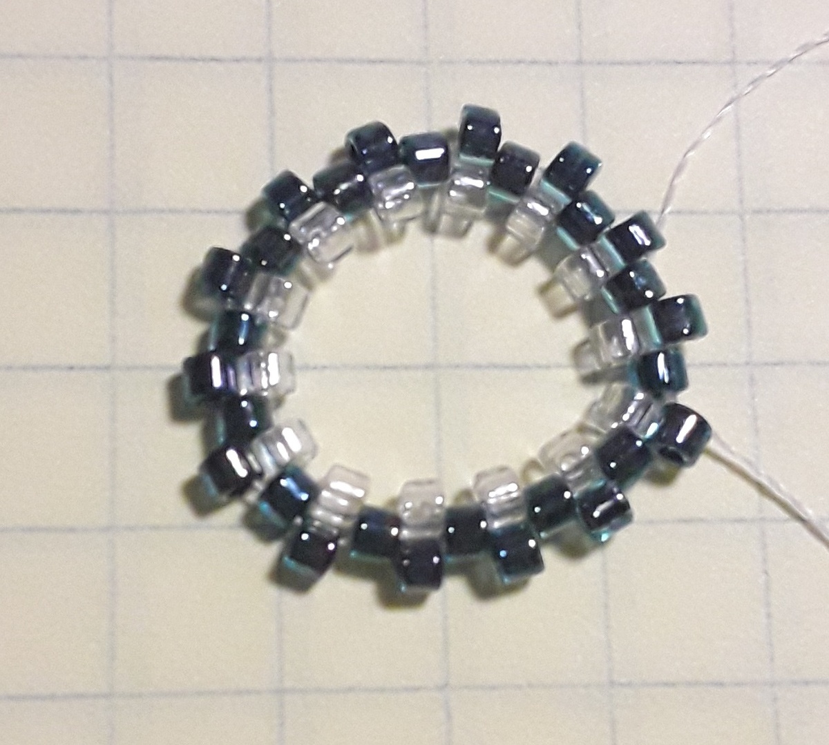 2 ряд мозаичным плетением