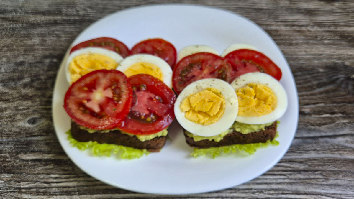 Бутерброды с авокадо, яйцом и помидорами