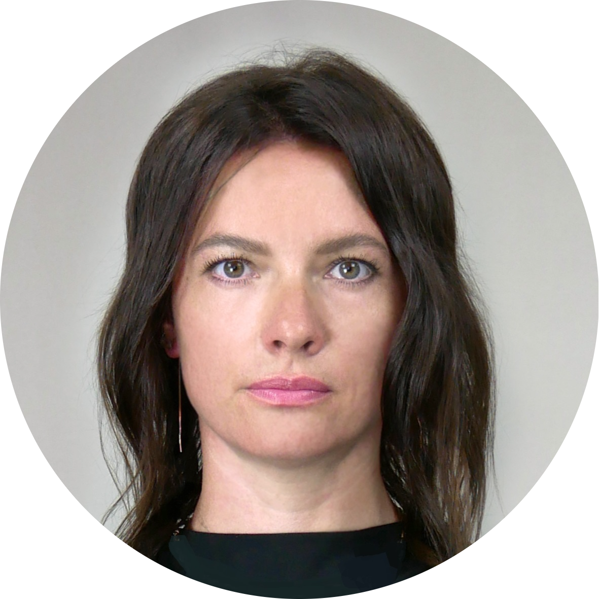 – Перед нами грубое нарушение трудового законодательства. Работодатель должен выплачивать сотрудникам зарплату не реже двух раз в месяц. Об этом говорится в ч. 6 ст. 136 ТК РФ. В нашем случае деньги не выплачивали два месяца. Это недопустимо!  А если работник уволился по собственному желанию, то работодатель должен с ним полностью рассчитаться в последний рабочий день – говорится в ст. 140 ТК РФ. Если работодатель не соблюдает закон, нужно жаловаться в трудовую инспекцию или в прокуратуру, – разъяснила специалист Центра защиты прав граждан в Мурманске Евгения Кузина.