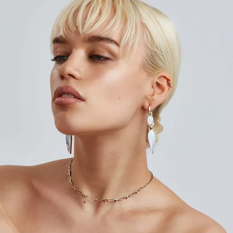 На фото: серьги Stephen Webster CHII из желтого золота с бриллиантами и опалами