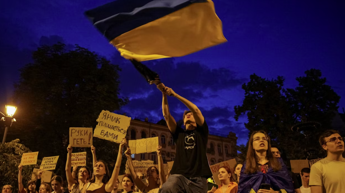 Украинцы выходят на улицы за независимость своих антикоррупционных органов: протесты в Киеве в конце вторника © Stanislav Kozliuk/Reuters