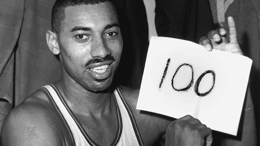    Уилт Чемберлен в раздевалке после игры, в которой набрал 100 очков  AP 2024