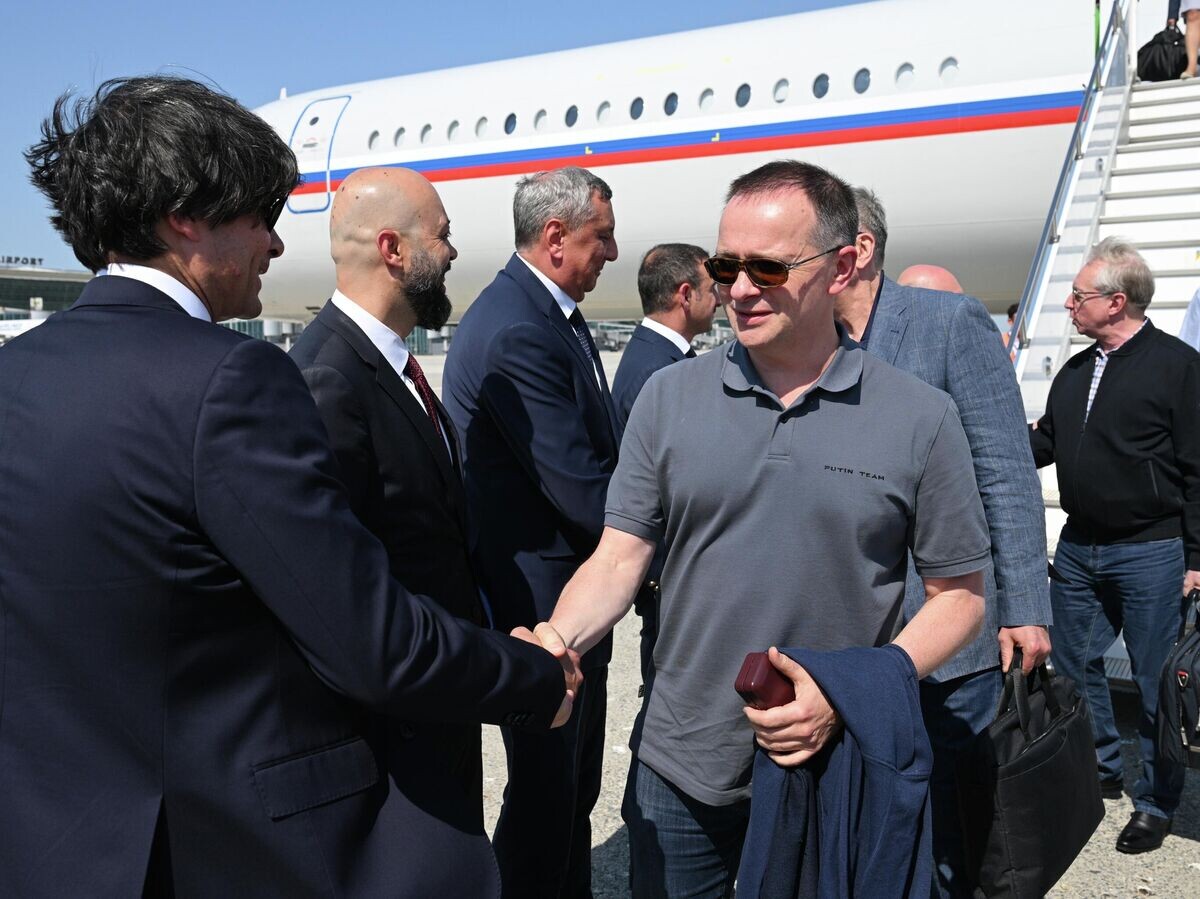    Помощник президента РФ Владимир Мединский в аэропорту Стамбула© РИА Новости / Рамиль Ситдиков
