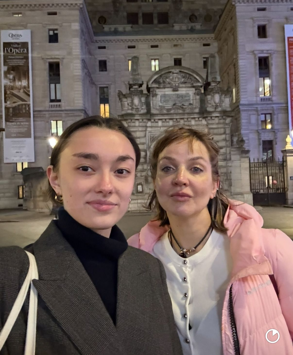 Это мы с дочей устали от обилия экскурсий и косметики. Мы в Париже.