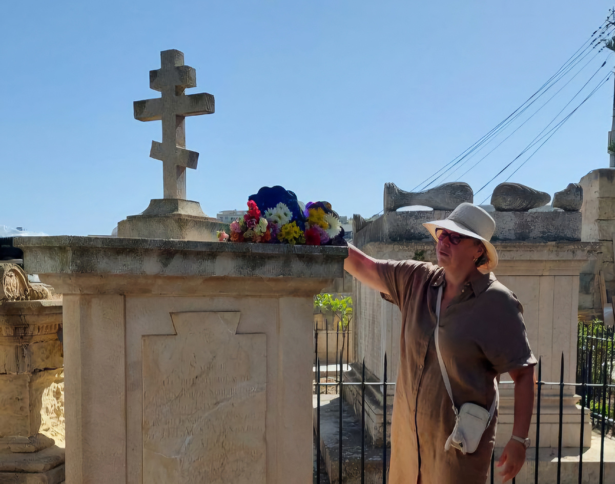 Цветы к месту упокоения капитана 1 ранга барона Егора Анатольевича Шлиппенбаха