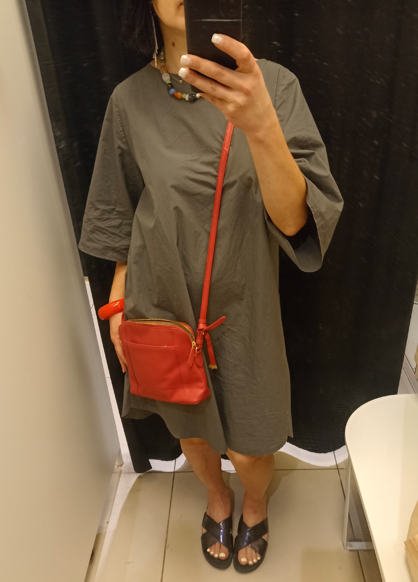 Мне кажется, сюда просто идеально подойдёт красная обувь, чтобы добавить еще больше акцентов. Нужно обязательно примерить эту комбинацию!