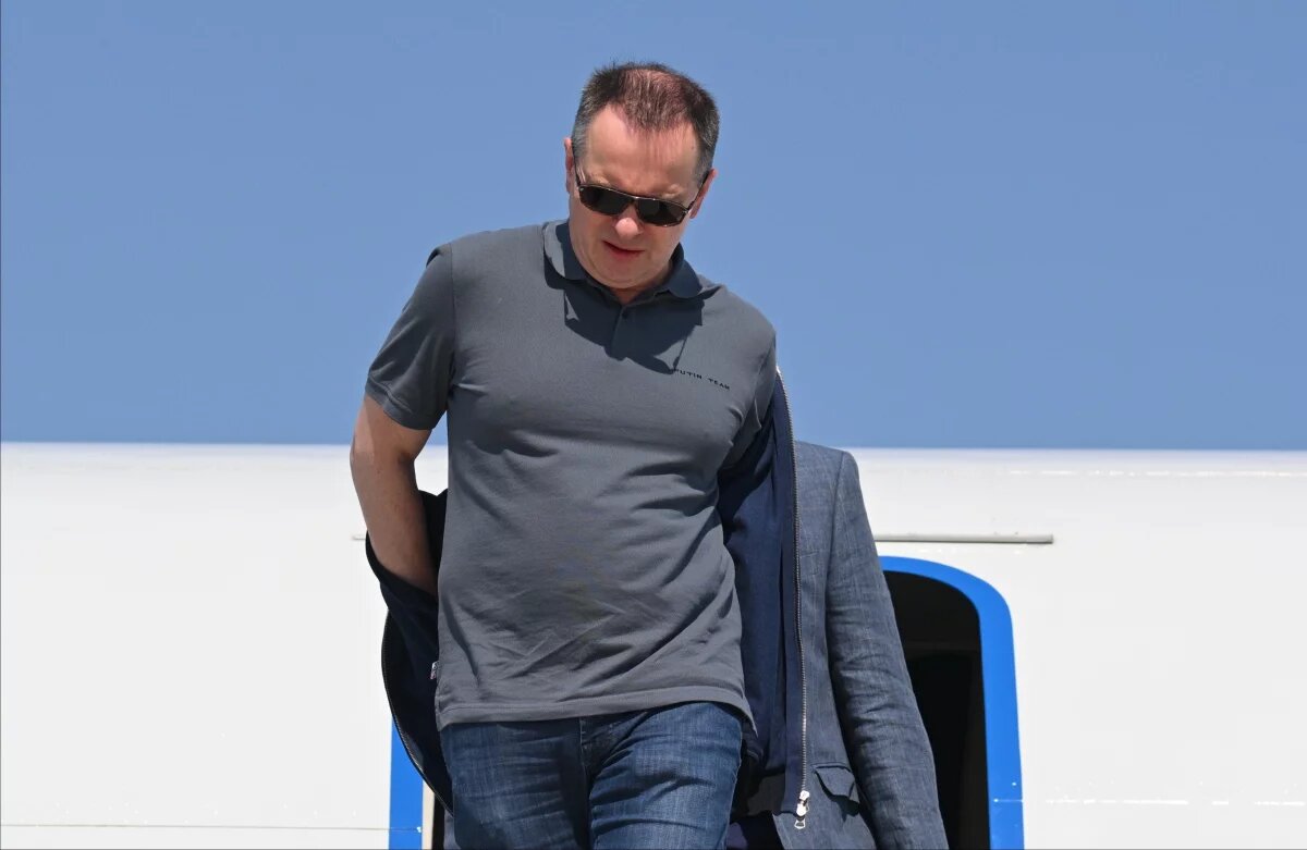    Мединский прилетел на переговоры с Украиной в футболке Putin Team