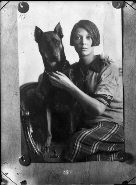 Вера Чаплина с доберман-пинчером Реди и белой крысой.
Лев Леонидов, 1926 год, г. Москва, МАММ/МДФ.
